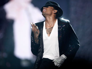 Chris Brown pays tribute to Michael Jackson Chris Brown pays tribute to Michael Jackson